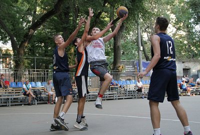 Баскетбол 3х3 ко дню города: юноши и девушки сражались с праздничным настроением